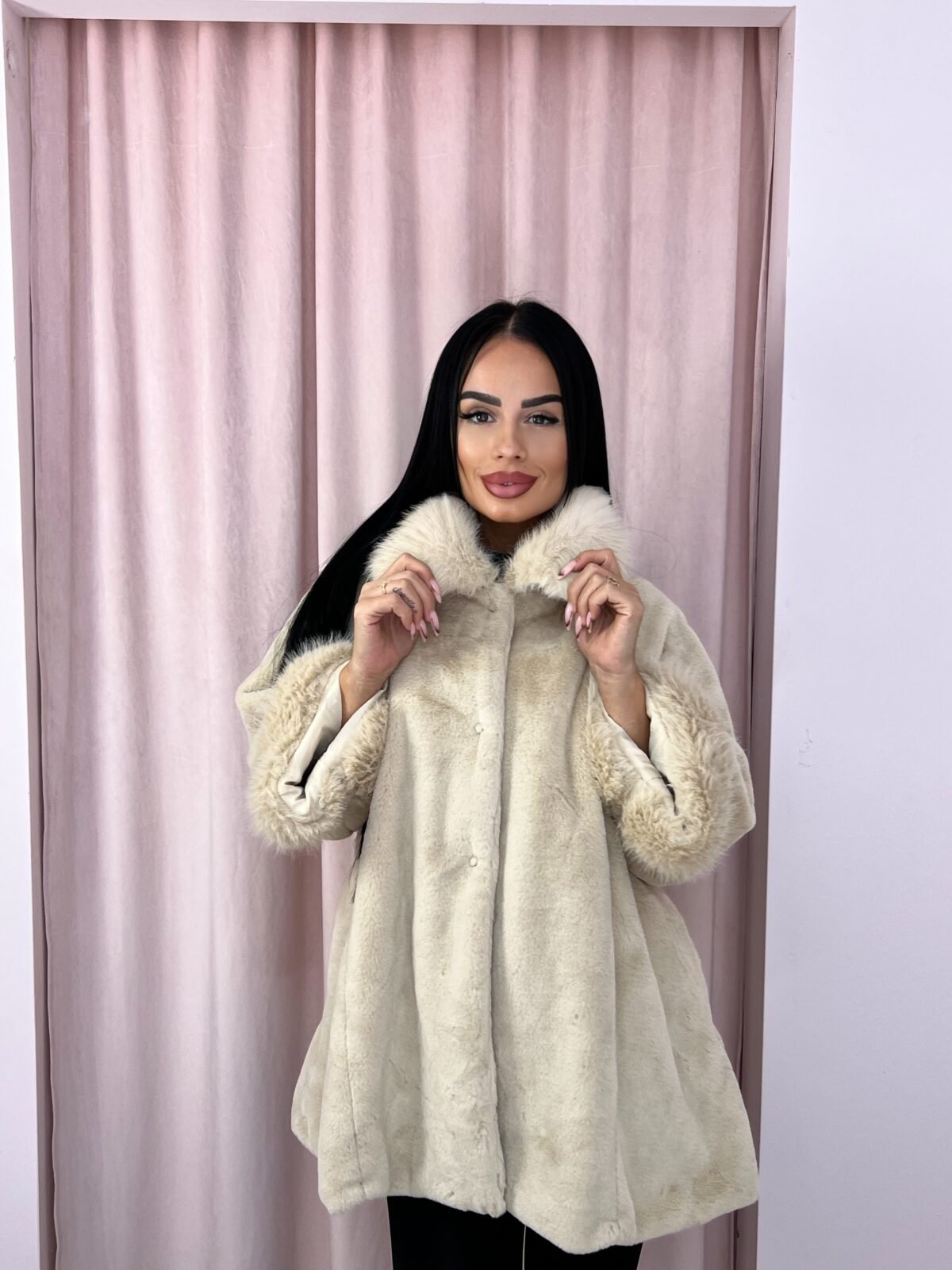 Γούνα Μακριά με Γιακά και Μανίκια — ΚΡΕΜ