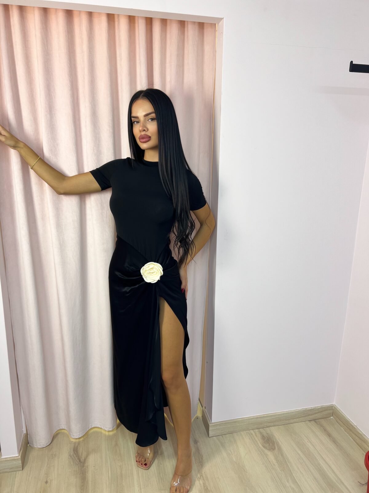 Μάξι Φόρεμα με Σκίσιμο και Διακοσμητικό Λουλούδι