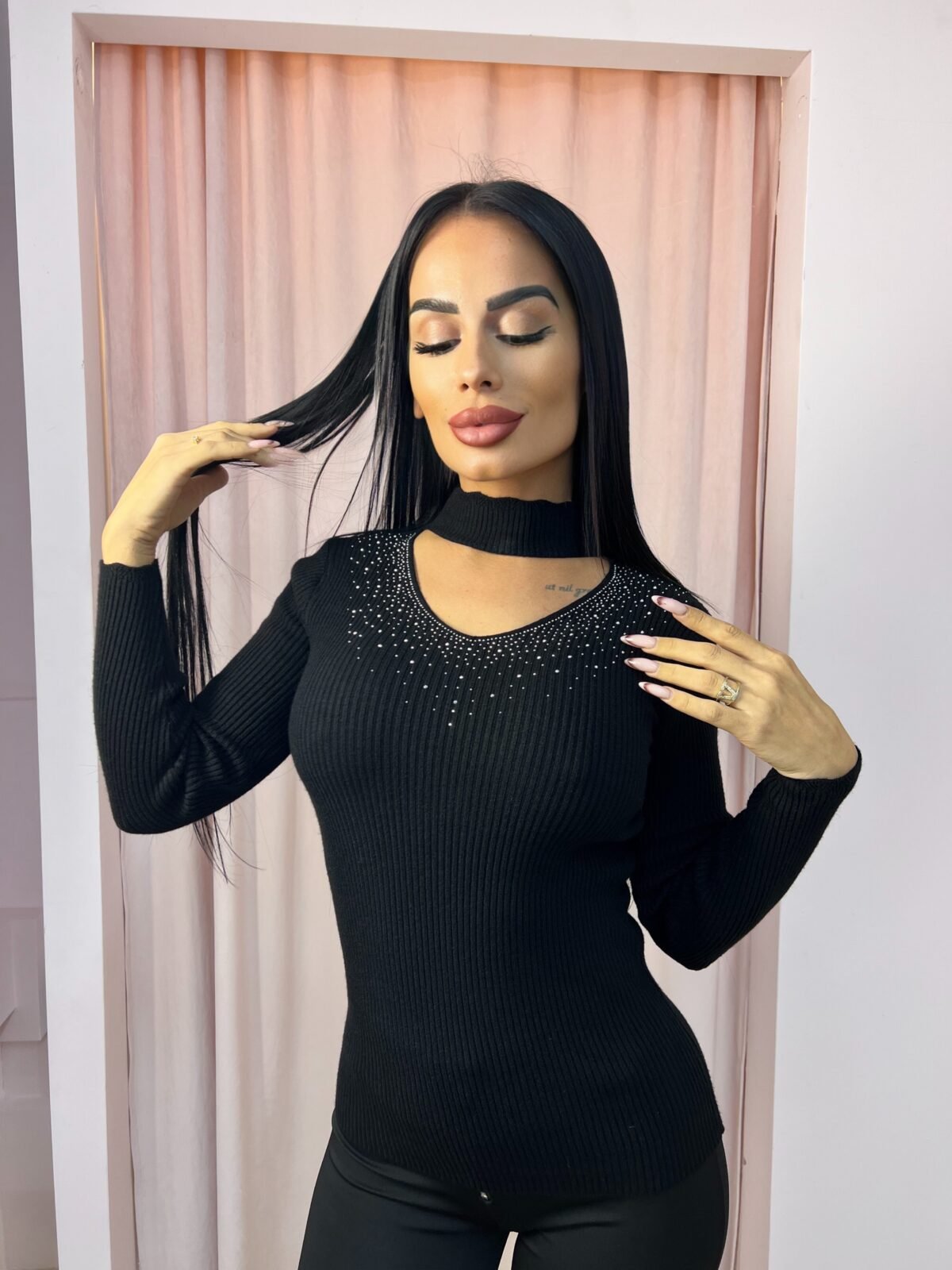 Πλεκτή Μπλούζα με Διακοσμητικά Τρουκς και Ανοιχτό Ντεκολτέ — ΜΑΥΡΟ