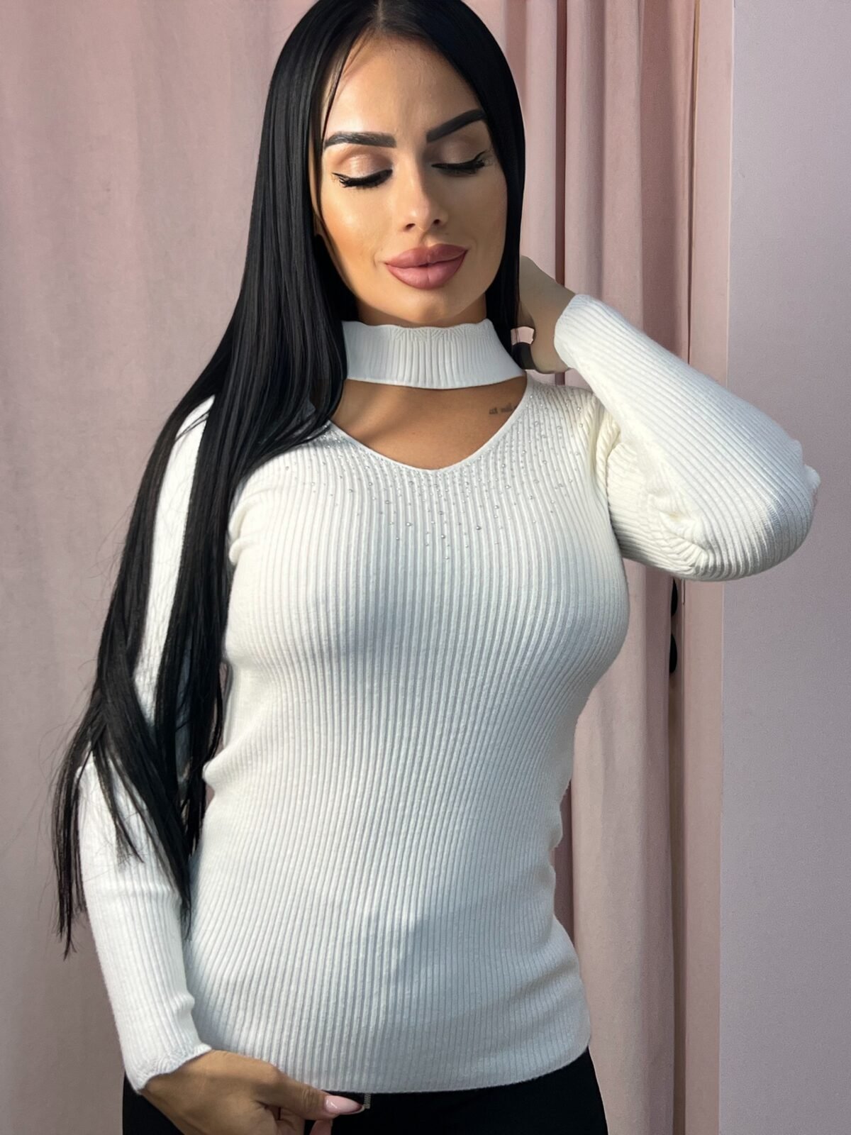 Πλεκτή Μπλούζα με Διακοσμητικά Τρουκς και Ανοιχτό Ντεκολτέ — ΛΕΥΚΟ